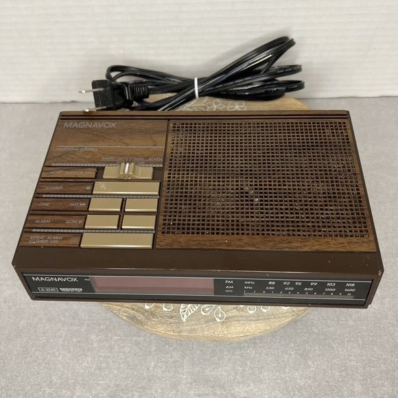 Magnavox D-3040 AM/FM Digital Alarm Clock Radios Retro Woodgrain Vintage Classic - Picture 4 of 5